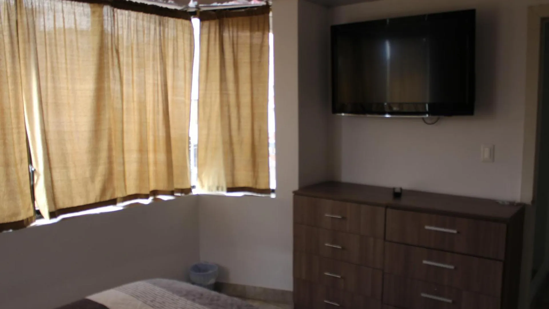 Guest house Julius Hostal, Desde Las 14 Horas Hasta 12 Del Mediodia Quito Ecuador